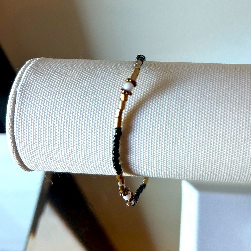 Black, White & Gold Beaded Stretchy Bracelet
🖤🤍✨